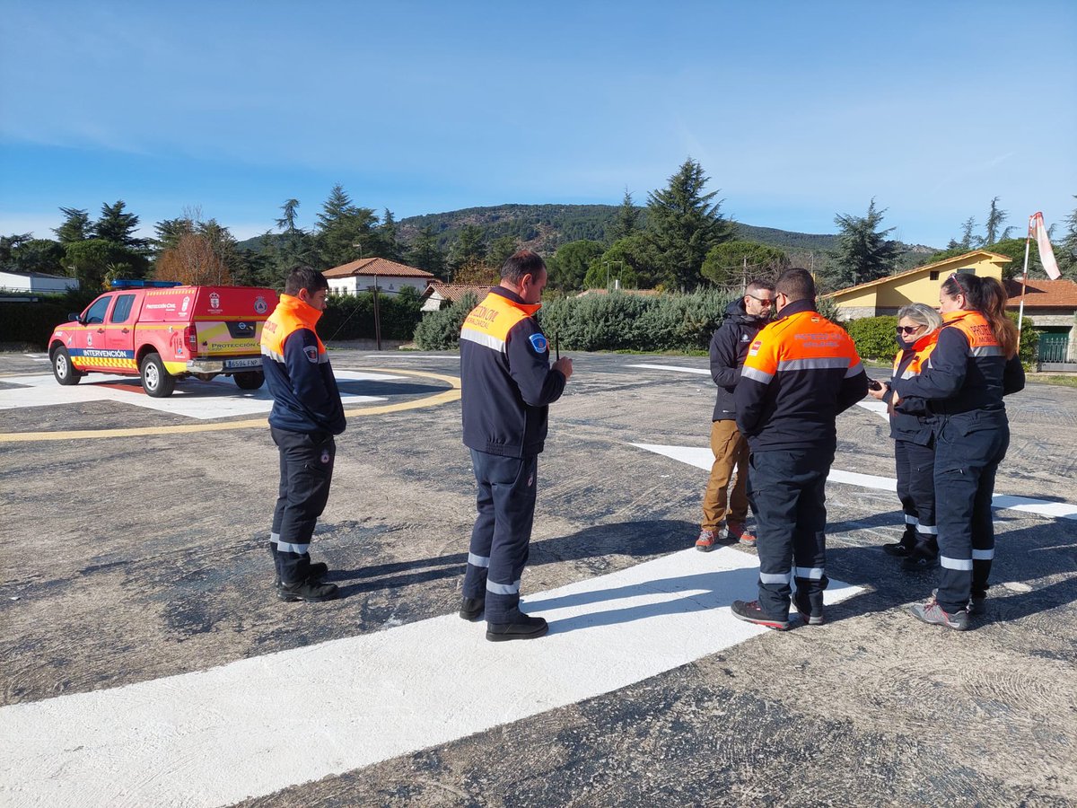 PCivilMoral's tweet image. Continuamos nuestro mes de capacitación con un módulo clave: Apoyo a medios aéreos.
El helipuerto de Moralzarzal es un recurso esencial y nos formamos para garantizar asistencia segura, eficaz y coordinada en caso de activación.
#ProtecciónCivil #Formación