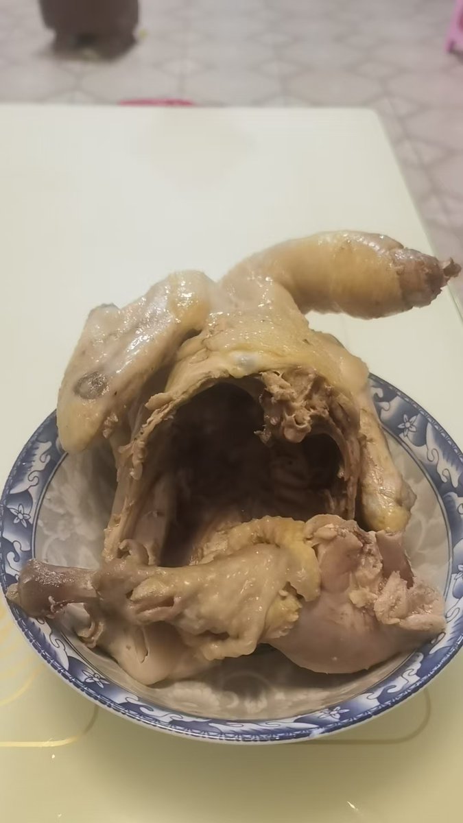 决赛圈最绝，剩下三个人蹲在石头后面互相窥屏，谁都不敢动。最后我灵机一动，故意扔雷假装换弹，果然引得对面探头，结果被队友收了人头。吃鸡那一刻，我悟了：这游戏比的不是枪法，是演技！