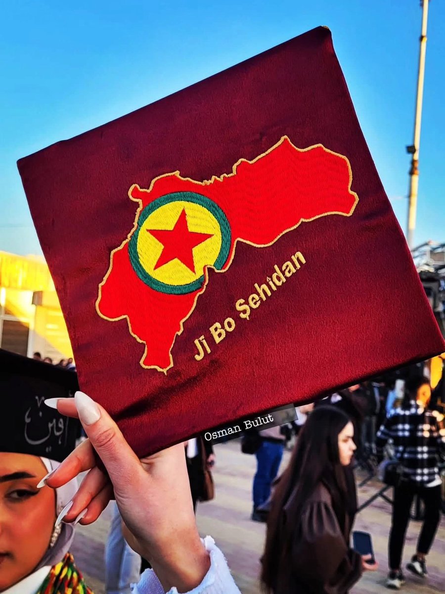 Msto_KLN's tweet image. احتفال تخرج دفعة من الطلاب في جامعة #روجاڤا - #قامشلو
الطلاب يهدون تخرجهم إلى أرواح شهداء الحرية ❤️✌️
#Rojava