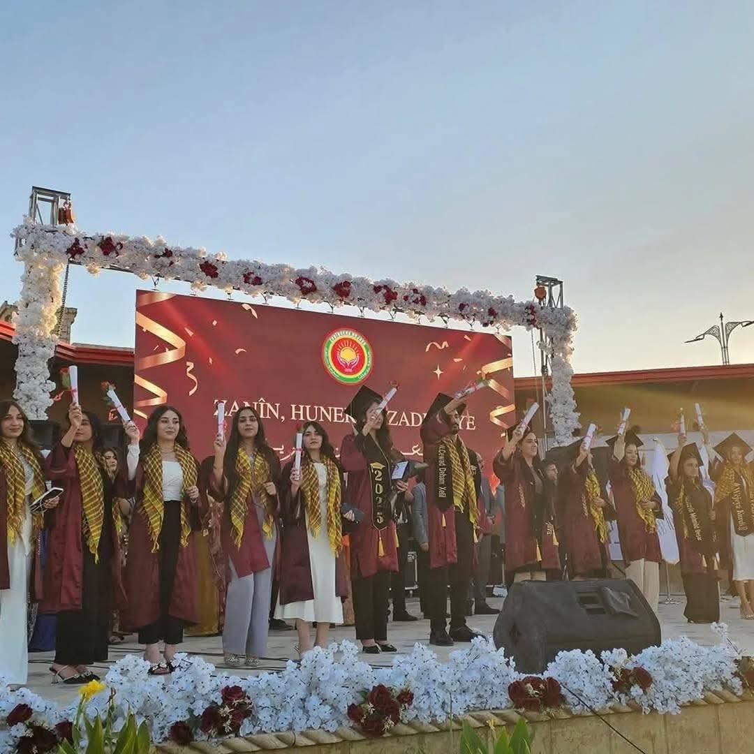 Msto_KLN's tweet image. احتفال تخرج دفعة من الطلاب في جامعة #روجاڤا - #قامشلو
الطلاب يهدون تخرجهم إلى أرواح شهداء الحرية ❤️✌️
#Rojava