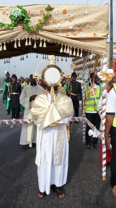 FrUgochukwu's tweet image. ABOUT THE CHRIST THE KING PROCESSION TOMORROW

Dear Catholics, tomorrow is the Solemnity of Christ the King. In almost all the parishes tomorrow, there will be a procession. As you go for the procession, please keep the following points in mind:

1. It is not a gyration, nor is…