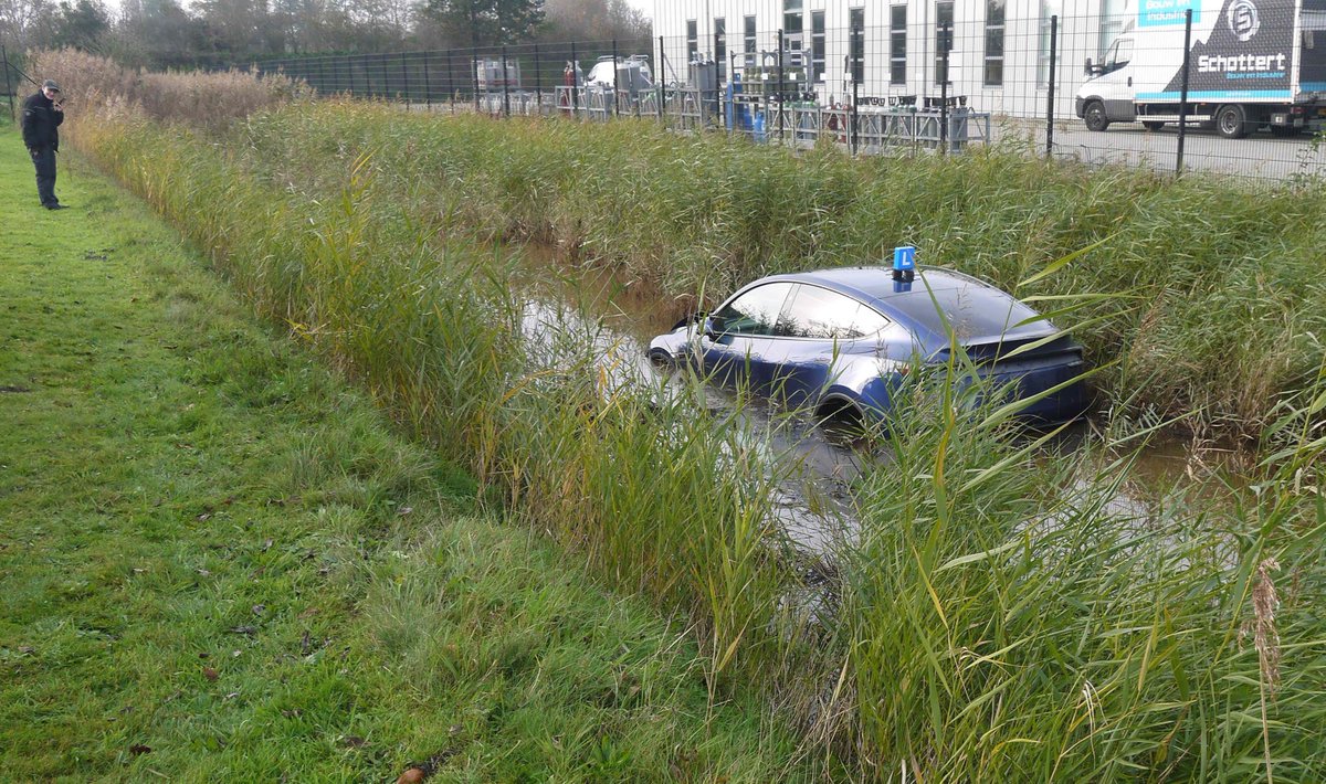 Lesauto raakt te water tijdens eerste rijles