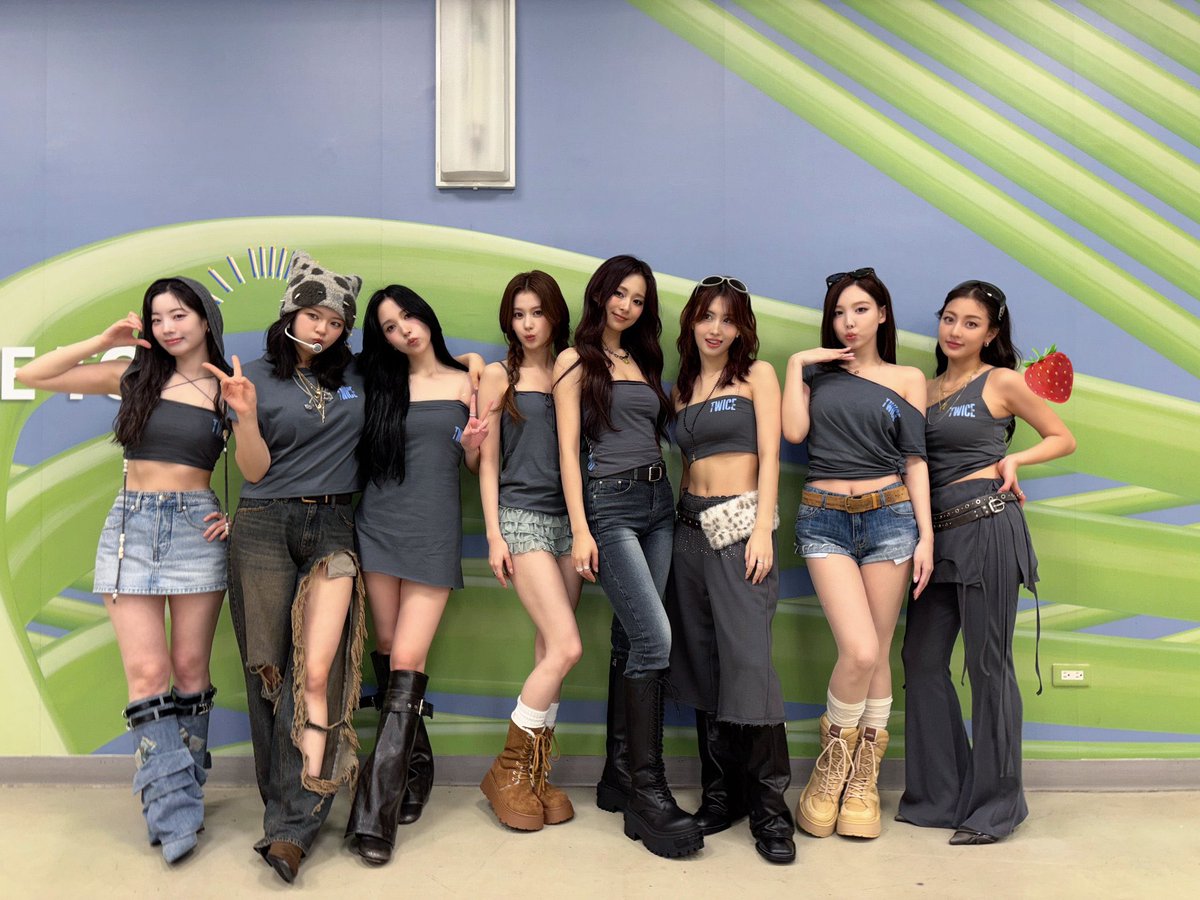 dahyuntee's tweet photo. ⠀
⠀⠀ ⠀ ໒ྀི ⠟ #⃞𝑼𝑷𝑫𝑨𝑻𝑬 —— Character

TWICE  WORLD TOUR IN KAOHSIUNG — Day 1

Tonight felt extra meaningful performing in TZUYU’s hometown 💞
Thank you for the warmth, Kaohsiung ONCE, see you again tomorrow! 🍓✨

⦅ 20251122 ⦆
+ @ofjihyo_ 

⠀ https://t.co/lA6mWF7Azy