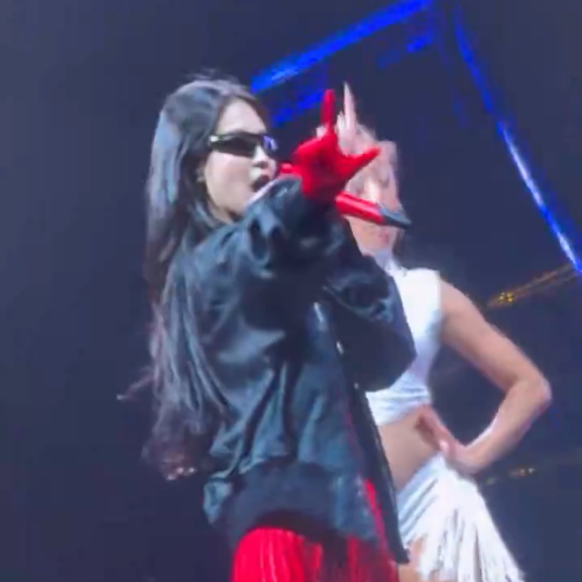 jennievoguejane's tweet image. JENNIE DE VERMELHO FAZENDO O L NO DIA QUE O BOLSONARO FOI PRESO