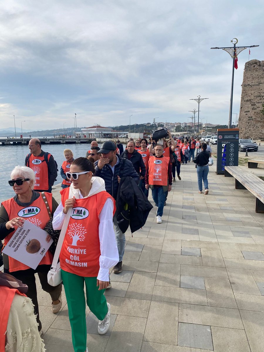 17 - 30 Kasım 2025 Erozyonla Mücadele Haftası Kapamjnda Toprağa Saygı Yürüyüşümüzü, stand çalışmamızı ve basın açıklamamızı 22 Kasım 2025 Cumartesi günü Sinop Uğur Mumcu Kenr Meydanında gerçekleştirdik.