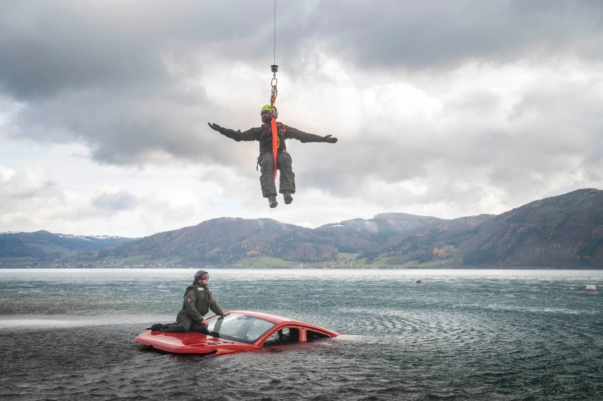 Flugretter-Fortbildung am Attersee: Bergungen aus dem Klettersteig per Hubschrauber, Rettungen aus dem Wasser sowie die Massenevakuierung eines Passagierschiffs. #Bundesheer