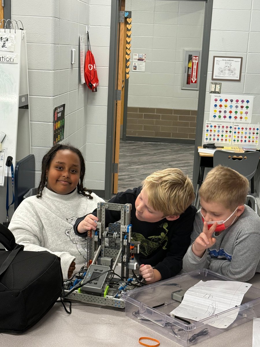 FoxHillElem's tweet image. Our robotics team is in full gear!  Students are engineering, problem-solving, and building some truly amazing robots. The creativity and teamwork are inspiring! #Focused_On_eXcellence #WhyWT