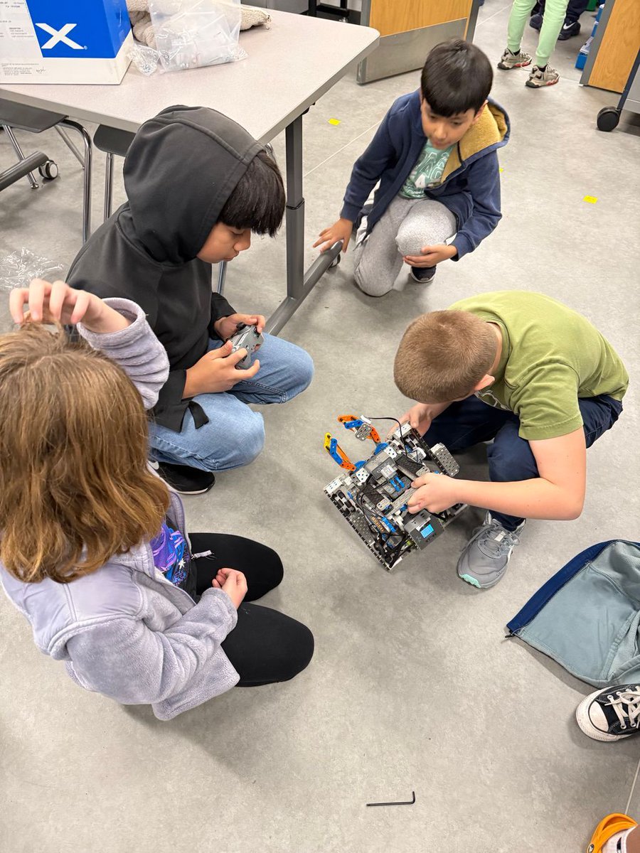 FoxHillElem's tweet image. Our robotics team is in full gear!  Students are engineering, problem-solving, and building some truly amazing robots. The creativity and teamwork are inspiring! #Focused_On_eXcellence #WhyWT