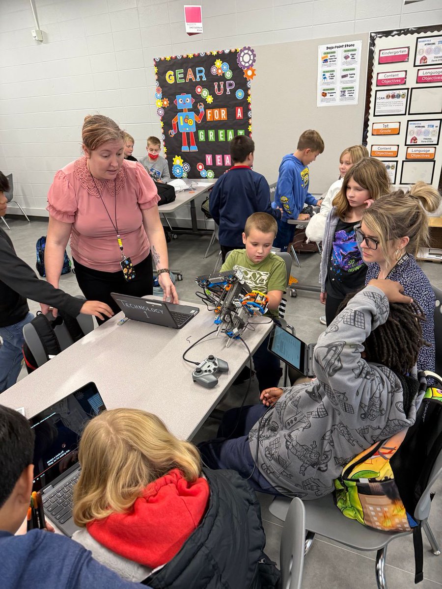 FoxHillElem's tweet image. Our robotics team is in full gear!  Students are engineering, problem-solving, and building some truly amazing robots. The creativity and teamwork are inspiring! #Focused_On_eXcellence #WhyWT