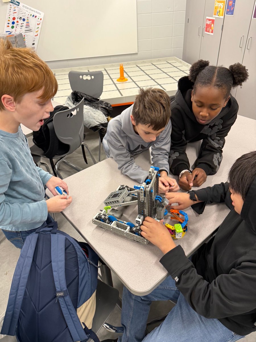 FoxHillElem's tweet image. Our robotics team is in full gear!  Students are engineering, problem-solving, and building some truly amazing robots. The creativity and teamwork are inspiring! #Focused_On_eXcellence #WhyWT