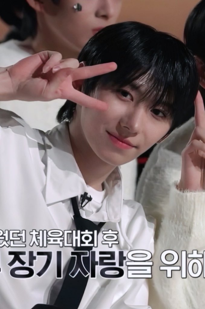 hanihanirun's tweet image. 아니 근깐,, 누구를 이렇게까지 응원하고 좋아하게 될 줄은 꿈에도 모르고 정말 우연히 유리그를 보게 됨. 원래 서바에는 관심 1도 없고 본 적도 없었는데 정신차려보니까 한이가 데뷔를 함. 😳 데뷔팬이 된 거임,, 🩵