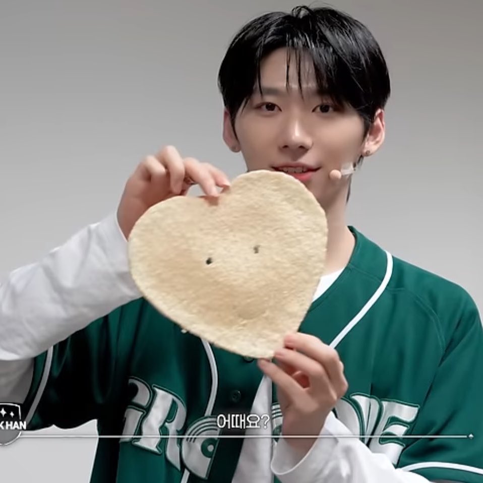 hanihanirun's tweet image. 아니 근깐,, 누구를 이렇게까지 응원하고 좋아하게 될 줄은 꿈에도 모르고 정말 우연히 유리그를 보게 됨. 원래 서바에는 관심 1도 없고 본 적도 없었는데 정신차려보니까 한이가 데뷔를 함. 😳 데뷔팬이 된 거임,, 🩵