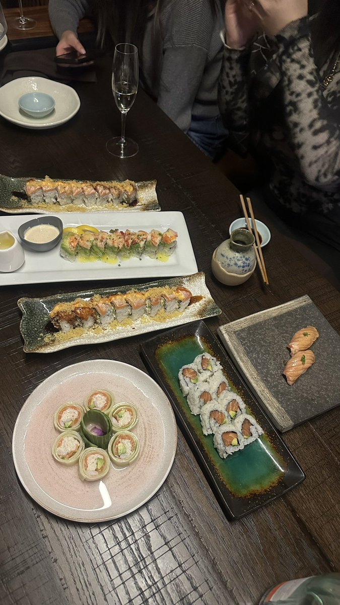 aionna_hall's tweet photo. sushi date 🍣🥢 https://t.co/luY5ZXyPv5