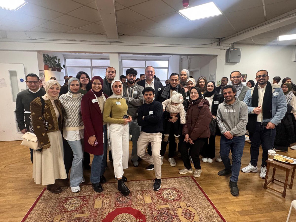 hzomlot's tweet image. وصل خلال الأسابيع الماضية عشرات الطلبة الفلسطينيين من غزة الحبيبة إلى بريطانيا بمنح دراسية مرموقة وتنافسية على مستوى عالمي. هل يمكنكم تخيل ما تطلّبه الأمر منهم ومن عائلاتهم لتحقيق ذلك؟ أن يدرسوا ويملأوا الطلبات ويؤدوا الامتحانات والمقابلات في خضم إبادة جماعية، تحت القصف، بدون…