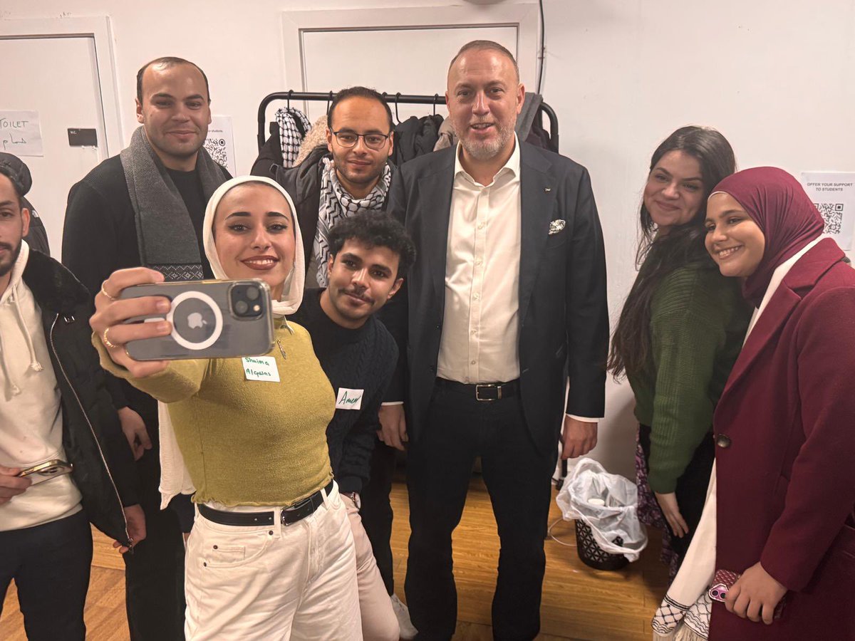 hzomlot's tweet image. وصل خلال الأسابيع الماضية عشرات الطلبة الفلسطينيين من غزة الحبيبة إلى بريطانيا بمنح دراسية مرموقة وتنافسية على مستوى عالمي. هل يمكنكم تخيل ما تطلّبه الأمر منهم ومن عائلاتهم لتحقيق ذلك؟ أن يدرسوا ويملأوا الطلبات ويؤدوا الامتحانات والمقابلات في خضم إبادة جماعية، تحت القصف، بدون…