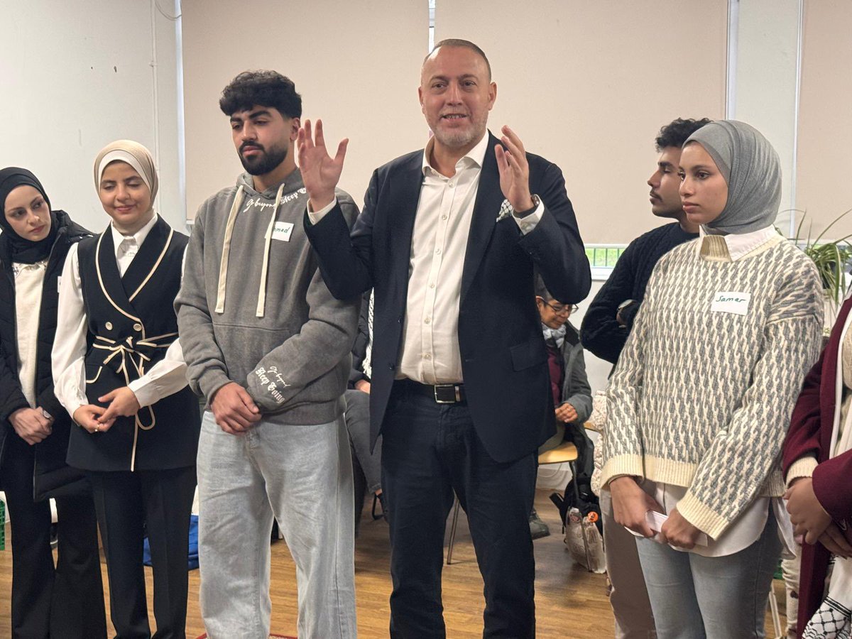 hzomlot's tweet image. وصل خلال الأسابيع الماضية عشرات الطلبة الفلسطينيين من غزة الحبيبة إلى بريطانيا بمنح دراسية مرموقة وتنافسية على مستوى عالمي. هل يمكنكم تخيل ما تطلّبه الأمر منهم ومن عائلاتهم لتحقيق ذلك؟ أن يدرسوا ويملأوا الطلبات ويؤدوا الامتحانات والمقابلات في خضم إبادة جماعية، تحت القصف، بدون…