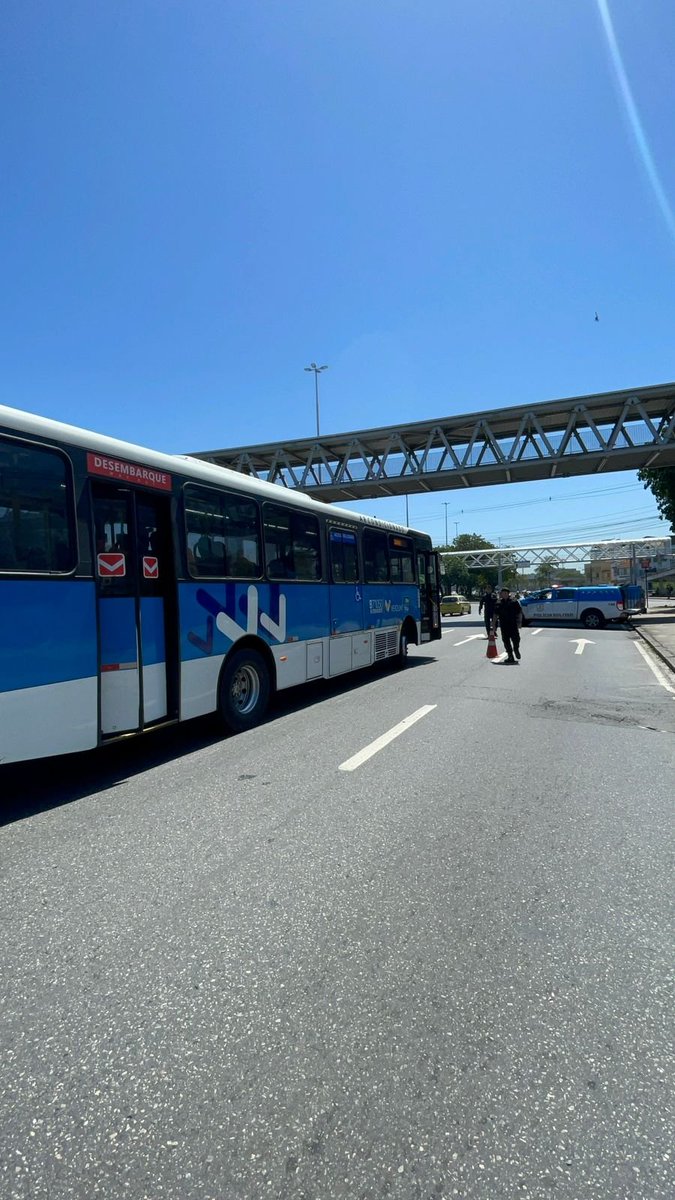 PMERJ's tweet photo. #PTOU - Patrulhamento Transportado em ônibus Urbano sendo realizado por policiais do #6BPM, na Estação de São Cristóvão e no acesso ao Elevado Paulo de Frontin, neste sábado (22/11), para que passageiros e motoristas tenham uma viagem segura.

#OperaçãoVerão #ServireProteger https://t.co/ksAJmaclEp