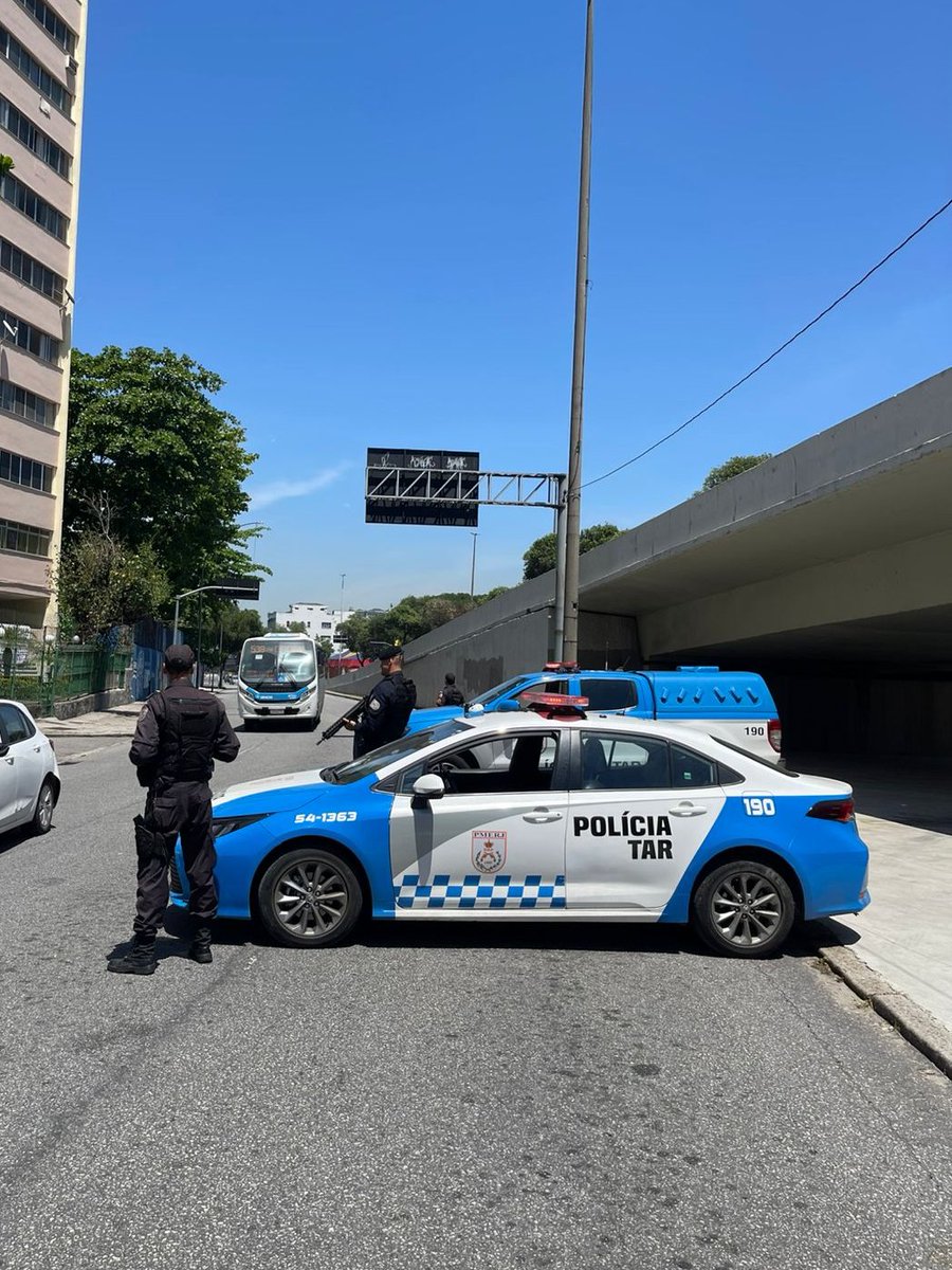 PMERJ's tweet photo. #PTOU - Patrulhamento Transportado em ônibus Urbano sendo realizado por policiais do #6BPM, na Estação de São Cristóvão e no acesso ao Elevado Paulo de Frontin, neste sábado (22/11), para que passageiros e motoristas tenham uma viagem segura.

#OperaçãoVerão #ServireProteger https://t.co/ksAJmaclEp