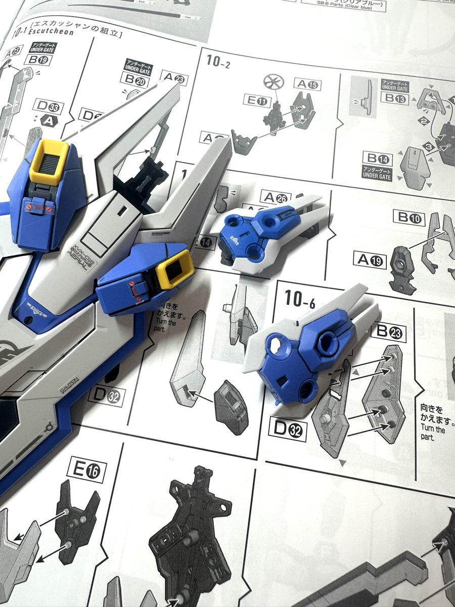 masterforce78's tweet image. ずーっとエスカッシャンがハマらず説明書まで引っ張り出して、まさかのパーツ組み間違え？？

って思ってたら、まさかのMGSDのパーツをはめ込んでた、、、、
#エアリアル
#ガンプラ