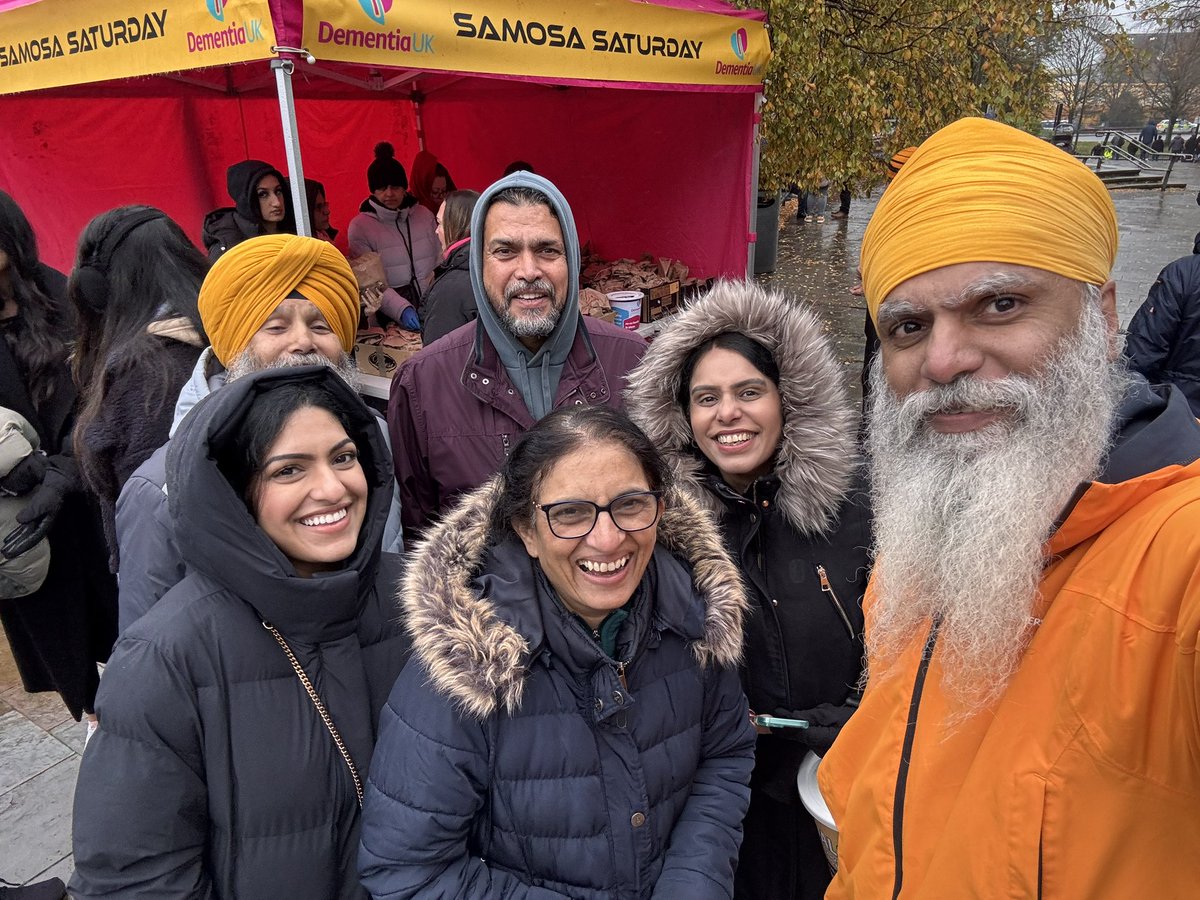 pedalsingh's tweet image. The smiles were bright in the incessant rain! 

Total later
Thank you all ❤️🙏🏾
@DementiaUK #SamosaSaturday
justgiving.com/fundraising/mk…