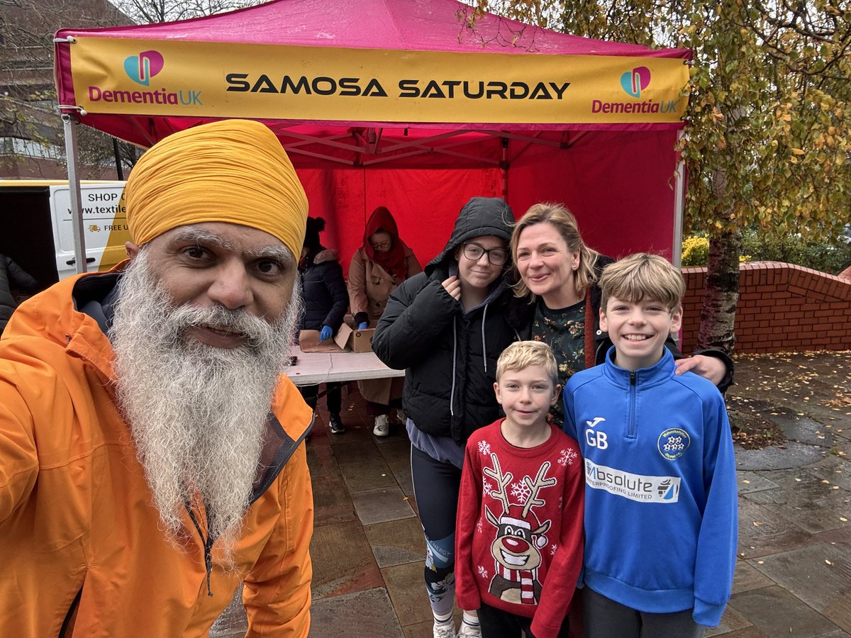 pedalsingh's tweet image. The smiles were bright in the incessant rain! 

Total later
Thank you all ❤️🙏🏾
@DementiaUK #SamosaSaturday
justgiving.com/fundraising/mk…