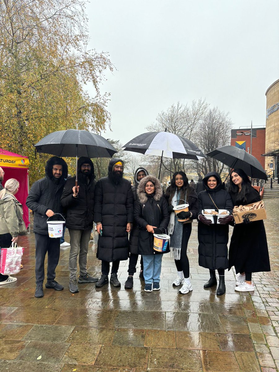 pedalsingh's tweet image. The smiles were bright in the incessant rain! 

Total later
Thank you all ❤️🙏🏾
@DementiaUK #SamosaSaturday
justgiving.com/fundraising/mk…