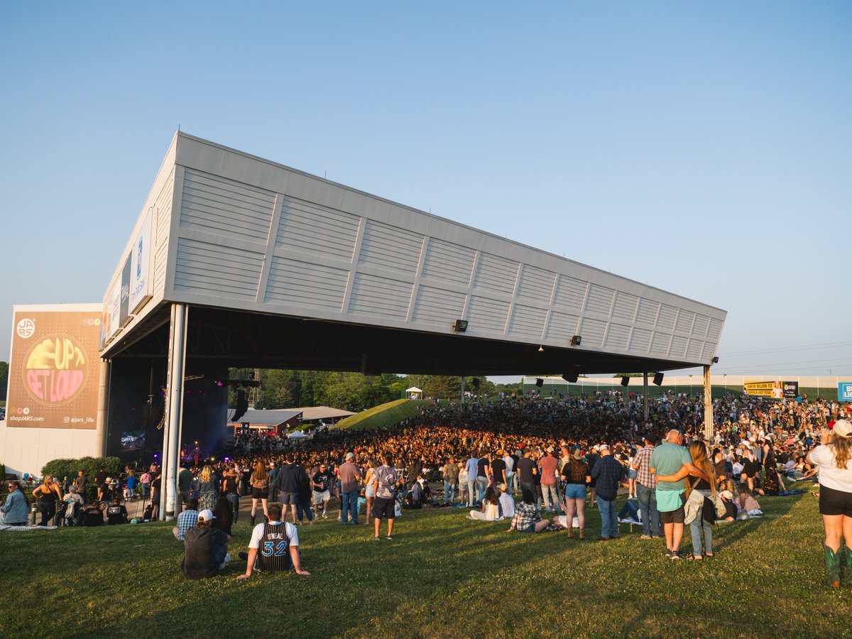 Missing hot summer nights and outdoor concerts right about now! 💛

📸: Jacob Giampa