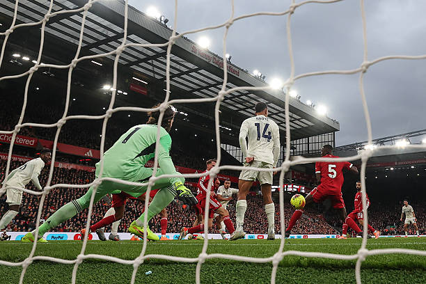 WSS_SMG's tweet image. Liverpool fans.......
Has the drop in form been alarming enough that if Nottm Forest hold on to their lead and take 3pts from Anfield, you&apos;d be calling for Arne Slots departure?

#PremierLeague #PoorForm #MidTable