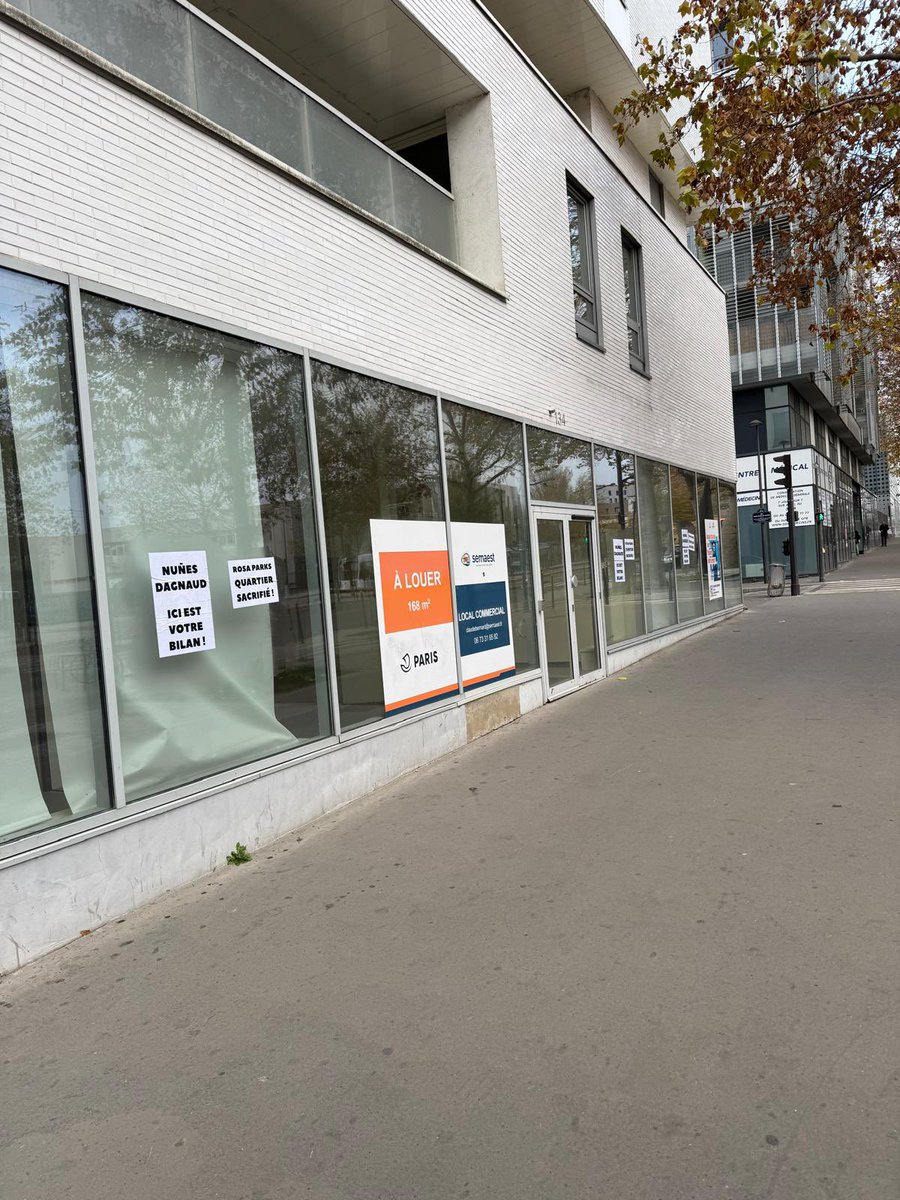 Villettevillage's tweet image. À #Rosa Parks, les commerces ferment, le #crack s’installe, les dealers restent et les habitants ne sont plus entendus.
Alors ils l’affichent sur les murs : leur quartier est sacrifié.
Quand les mots ne suffisent plus, les écrits parlent.