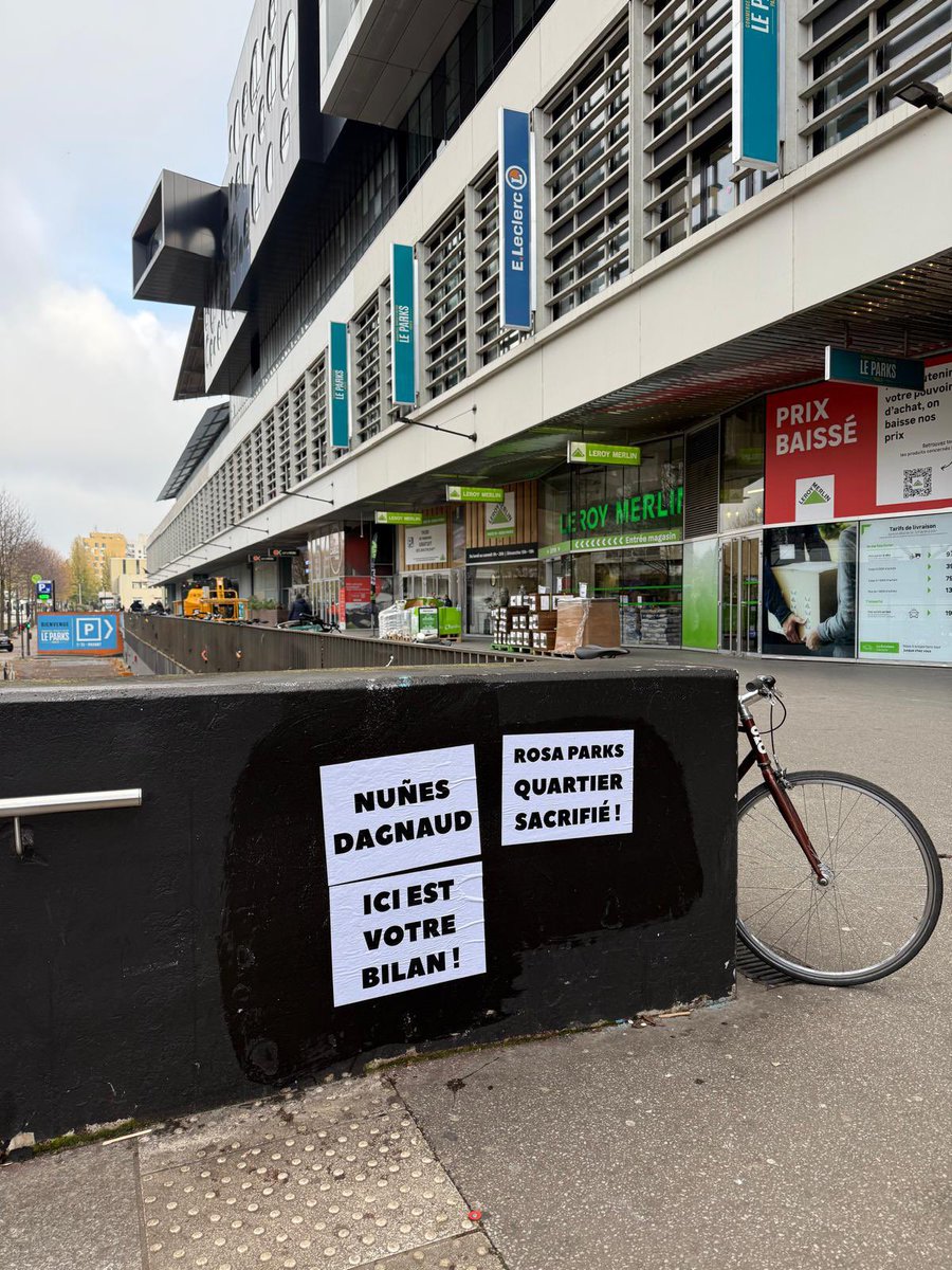 Villettevillage's tweet image. À #Rosa Parks, les commerces ferment, le #crack s’installe, les dealers restent et les habitants ne sont plus entendus.
Alors ils l’affichent sur les murs : leur quartier est sacrifié.
Quand les mots ne suffisent plus, les écrits parlent.