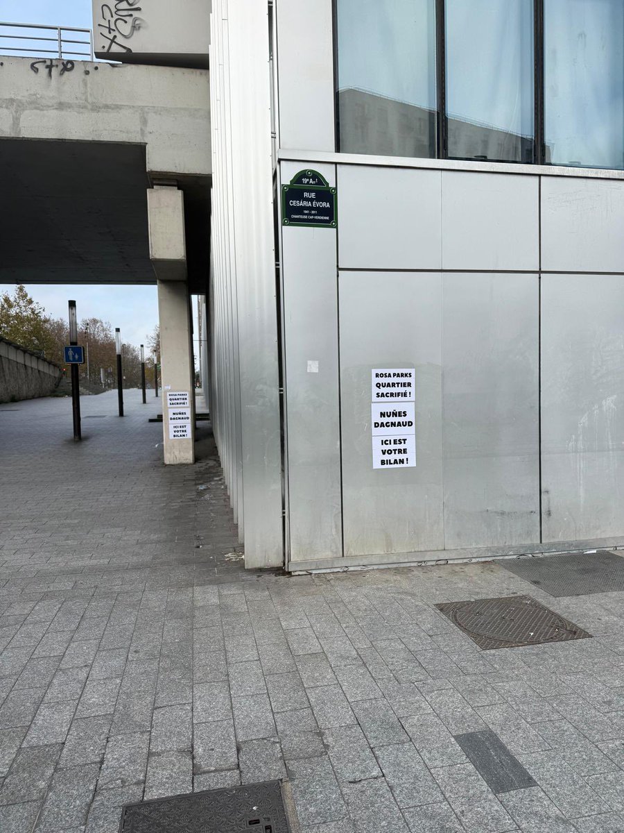 Villettevillage's tweet image. À #Rosa Parks, les commerces ferment, le #crack s’installe, les dealers restent et les habitants ne sont plus entendus.
Alors ils l’affichent sur les murs : leur quartier est sacrifié.
Quand les mots ne suffisent plus, les écrits parlent.