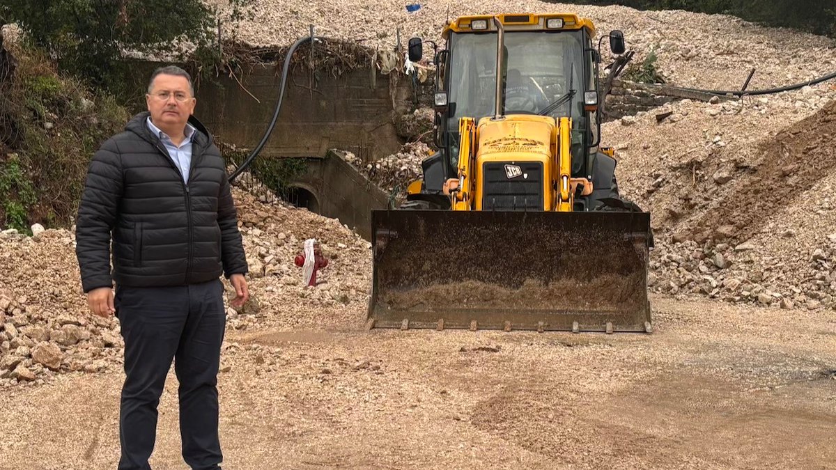 Η Ήπειρος – και ιδιαίτερα η Άρτα – πέρασε χθες τη δυσκολότερη ημέρα του τριήμερου κακοκαιρίας. Βροχή έπεσε με ακραία ένταση, ενώ χείμαρροι παρέσυραν φερτά υλικά. Προκλήθηκαν ...
tinyurl.com/3b76kzku