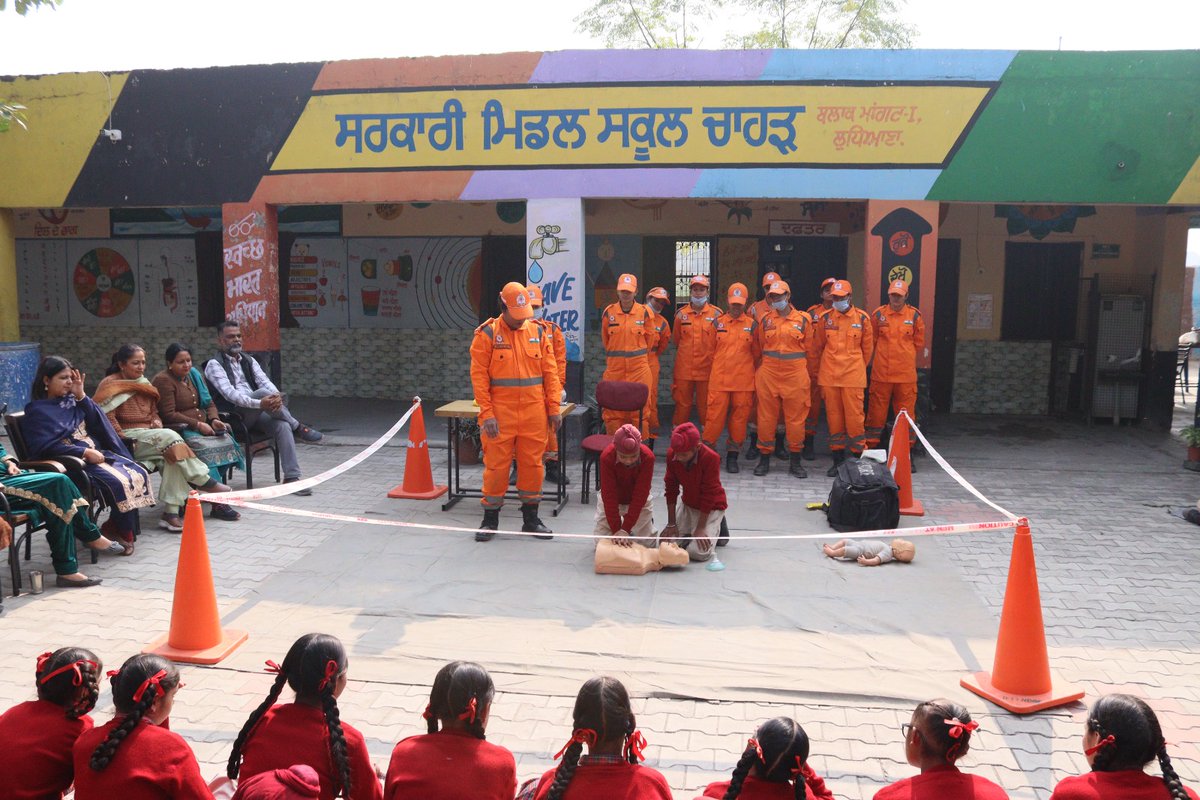 13Bnndrf's tweet image. School Safety Programme (SSP) at Govt Middle School Chahder, Ludhiana 🚨📚
The Mahila Rescuers of 13 Battalion NDRF successfully conducted a #SSP School Safety Programme at Government Middle School, Chahder (Ludhiana, Punjab).
The session focused on disaster preparedness,…