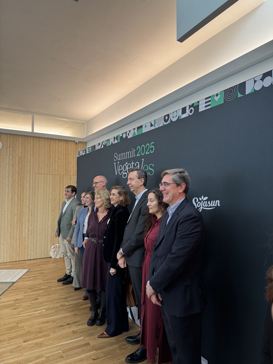 ProVeg_Int's tweet image. ProVeg Spain thas recently participated in the Vegetales Summit, a valuable opportunity for strategic engagement with retail stakeholders, building anticipation for the upcoming Superlist release, and confirming strong support for a Plant-Based Food Action Plan in Spain. 🇪🇸
