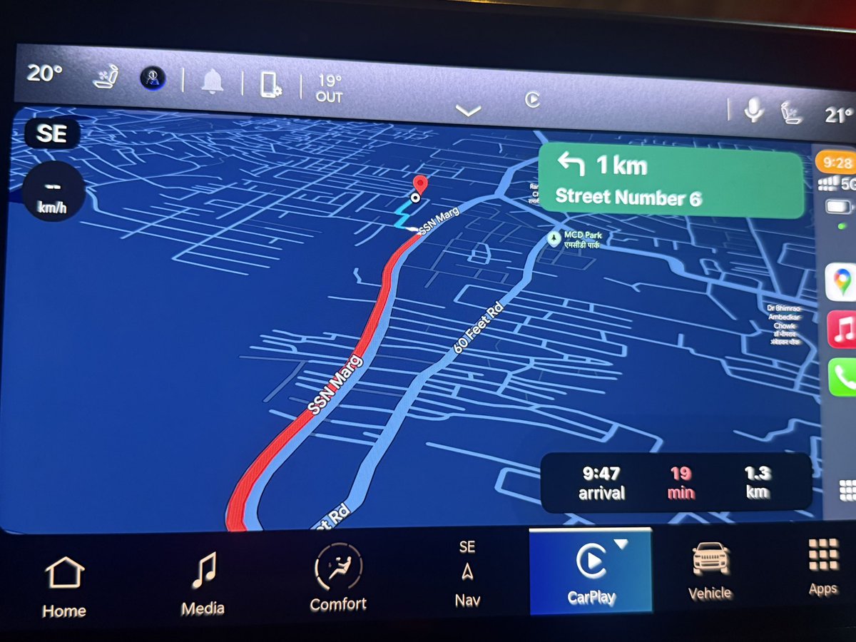 हर हफ़्ते शनिवार व रविवार को छत्तरपुर में SSN मार्ग पर जितने भी शोरूम व फैशन डिज़ाइनर है, उनके कारण जाम लगता है। लोग सड़क पर गाड़ियाँ पार्क करके शॉपिंग करने चले जाते हैं। 

ना तो <a href="/dtptraffic/">Delhi Traffic Police</a> समय पर एक्शन लेती है, और ना ट्रैफिक व्यवस्था को संभालने वाला कोई मौजूद होता है। <a href="/CMODelhi/">CMO Delhi</a>