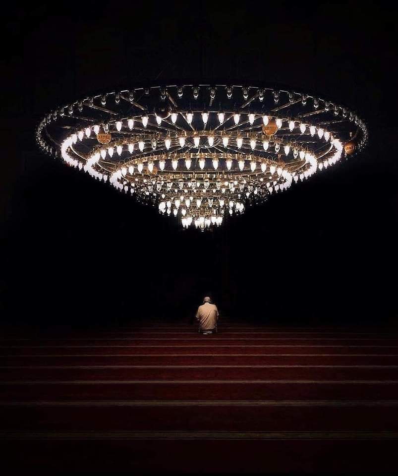 "ظَهْرِي لغيرك لستُ أُسْنِدُهُ 
يارب أنت العونُ والسَّنَدُ"