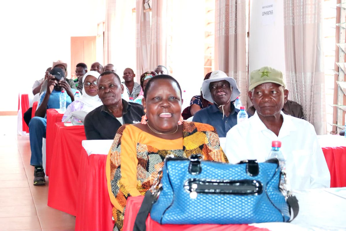 MuchoMangoes's tweet photo. With support from the @StateDept, we trained a group of farmers on Good Agricultural Practices, Collective Farmer Action, as well as Marketing of their farm produce, in Taveta, Kenya.
The training was led by an American team of experts from @RutgersU, led by Dr. Ronald Quincy https://t.co/5QM7SNa5G9