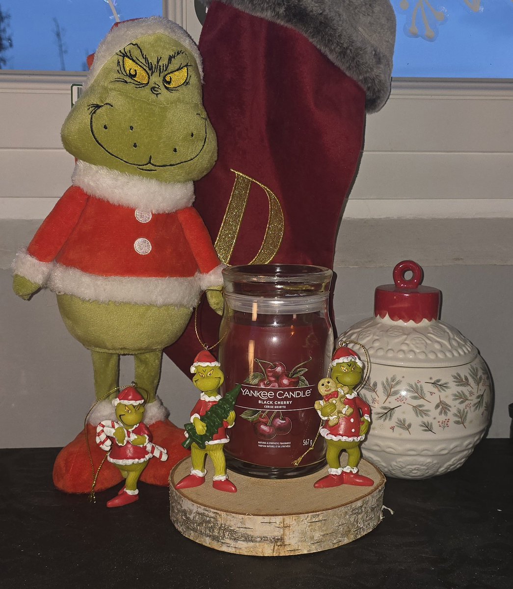 De333bo's tweet photo. Nous avons eu l'opportunité d'être sélectionnés pour recevoir une bougie aux douces senteurs de Noël. Cette bougie, aux arômes de cerise, diffuse un parfum des plus agréables, et nous l'apprécions déjà énormément.

#YankeeCandle #bougie #senteur #noël #grinch #cerise 
#agreable https://t.co/uQHFgKKT8V