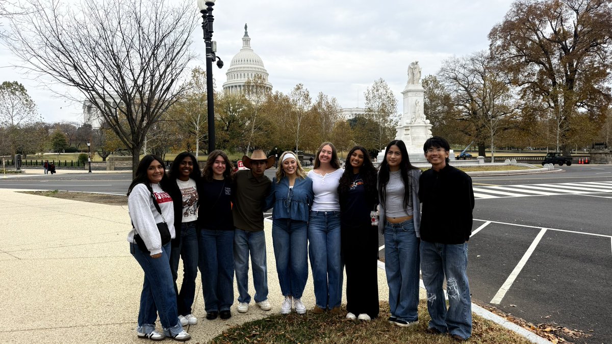 SachseDECA's tweet image. Awesome first day at #DECAPowerTrip! #GoTheExtra #RunMustangsRun🐎