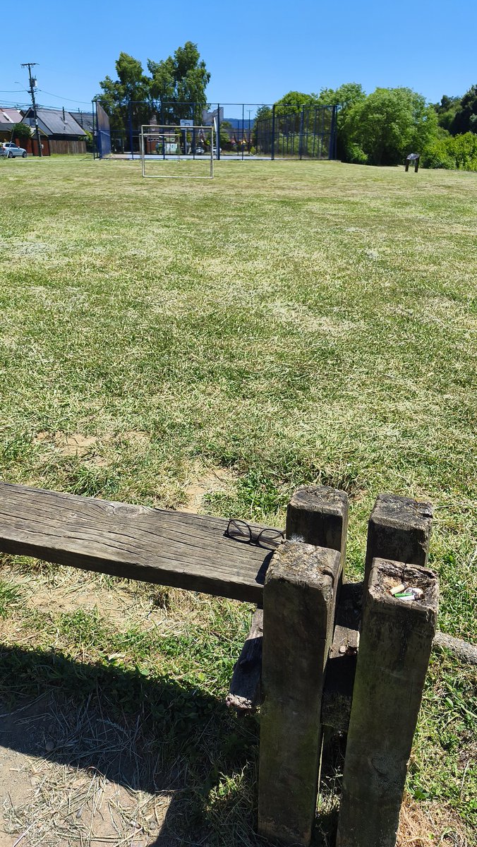 Jaque53785755's tweet photo. Hay unos lentes olvidados en el parque de la calle Kramer #valdiviacl quedaron en el mismo lugar (ver fotos) https://t.co/Myg29E72YG