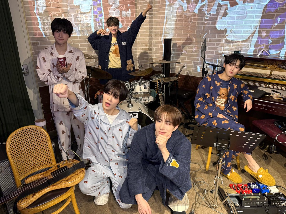 onepact_'s tweet image. [💙_ #원팩트]

데뷔 2주년 미니 팬미팅 끝!!
앤하트랑 옷 맞춰 입고 파자마 파티도 하고, 처음으로 라이브 세션 무대도 해봐서 너무 재밌었던 하루였어💕
오늘도 꼭! 원팩트 꿈꾸기😴

#ONEPACT #원팩트