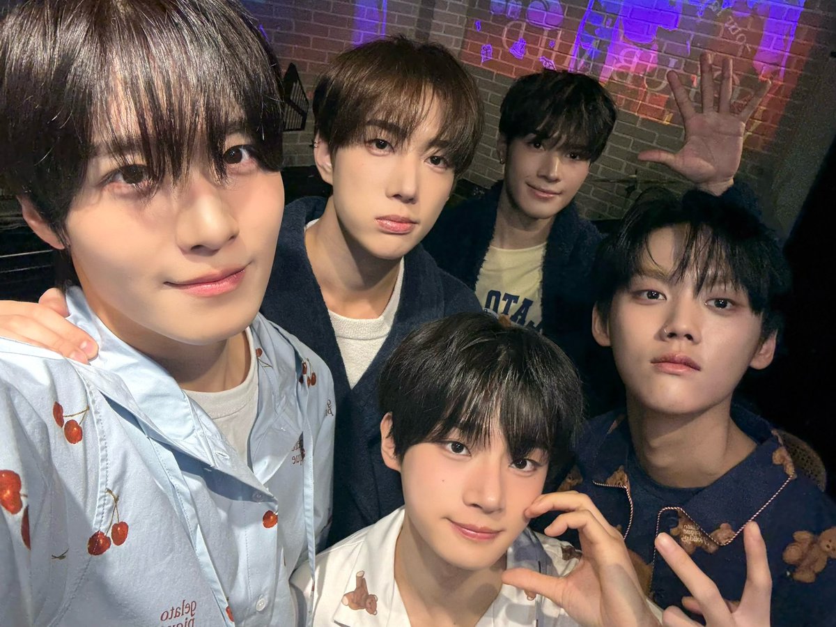 onepact_'s tweet image. [💙_ #원팩트]

데뷔 2주년 미니 팬미팅 끝!!
앤하트랑 옷 맞춰 입고 파자마 파티도 하고, 처음으로 라이브 세션 무대도 해봐서 너무 재밌었던 하루였어💕
오늘도 꼭! 원팩트 꿈꾸기😴

#ONEPACT #원팩트