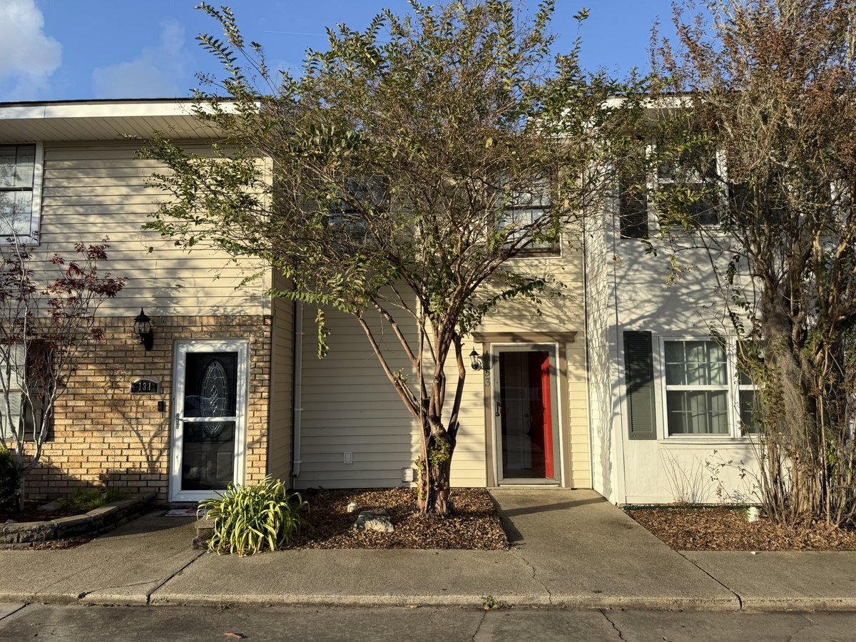 TylerAlbrecht10's tweet image. Congratulations to @erinfarnsy on taking a huge first step and purchasing her first home! Your entire team is so proud of you! 🏡✨

Huge thank you to @shumaker_austin, @havenhomeinspections, @torian.law, @keatyrealestate, and of course @saradecker for helping!! #talktotyler