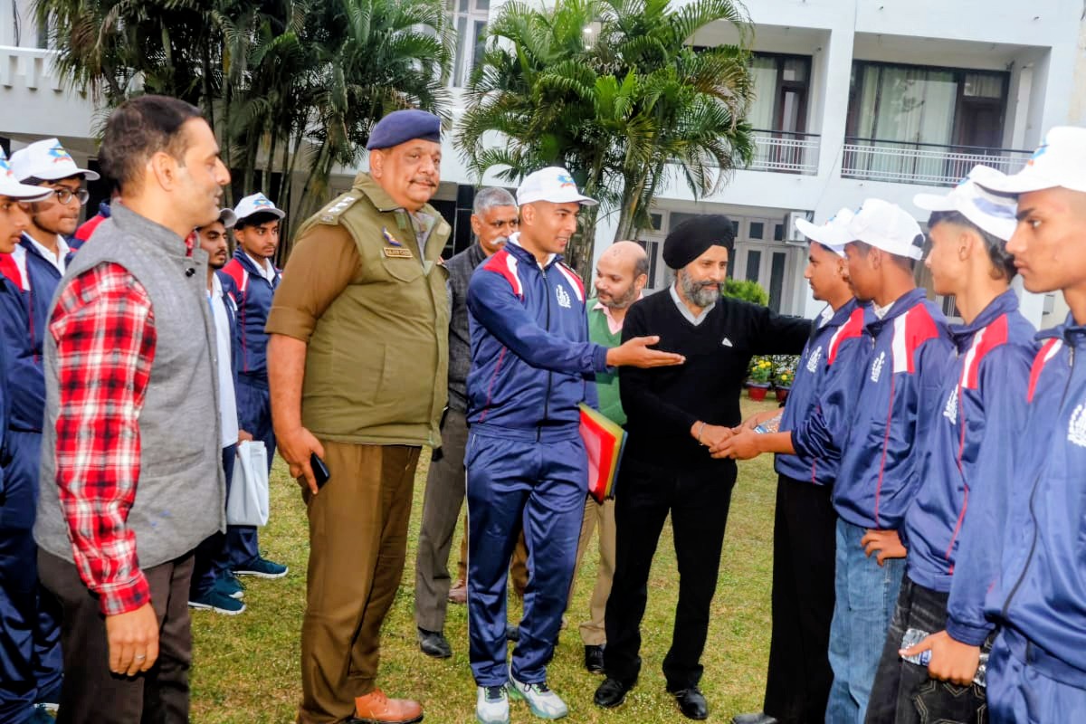 T-93
DIG JSK Range today flagged off the Bharat Darshan Tour for 93 students of District Samba from Gulshan Ground, Jammu.
The tour to Hyderabad via Delhi aims to provide educational exposure, cultural understanding and national integration under the Civic Action Programme of JKP