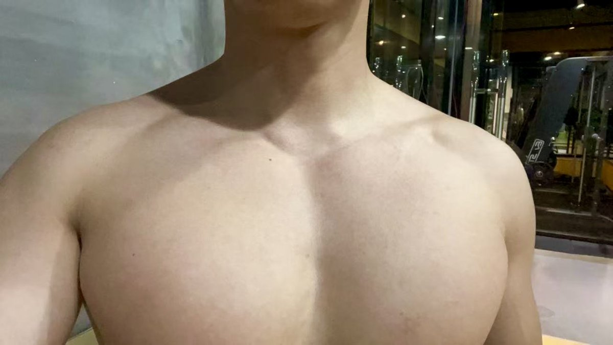 一只手都抓不住的奶子，一口也吃不下吧 #男妈妈 #巨乳 #大奶小狗