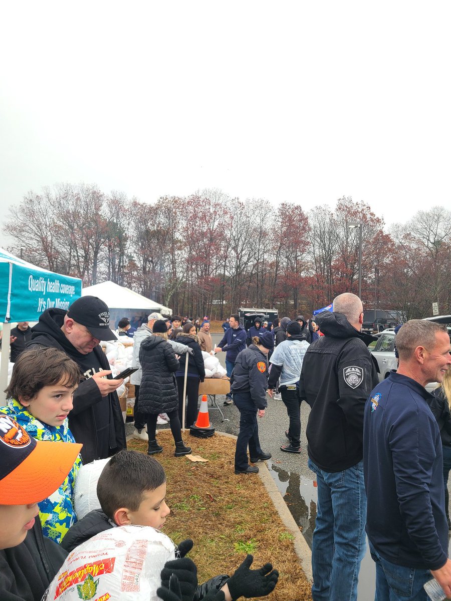 suffolkPALs's tweet image. Our PAL Rangers volunteering at the 7th Pct. Community Unity Thanksgiving Food Drive! 
Great job giving back to the community team! 🦃⚾️
#CommunityUnity #fooddrivegiveback