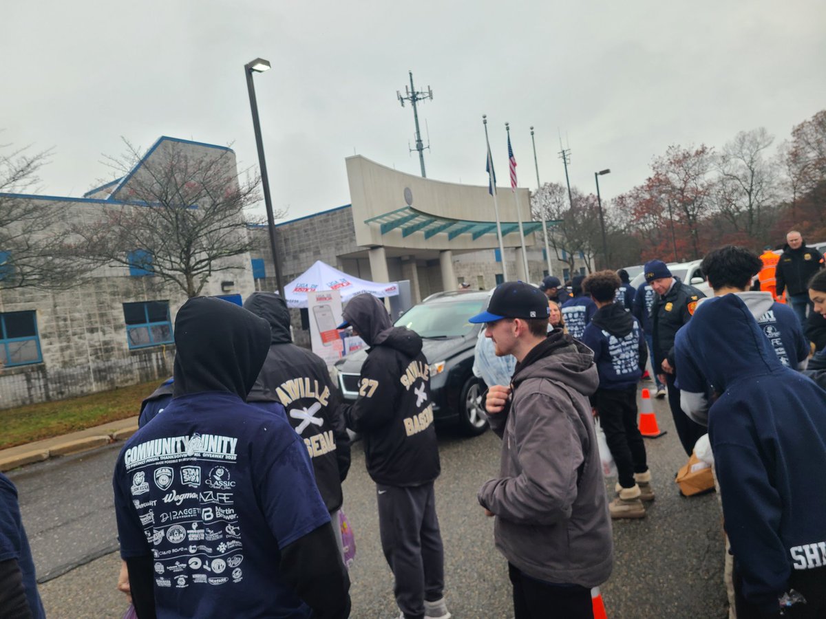 suffolkPALs's tweet image. Our PAL Rangers volunteering at the 7th Pct. Community Unity Thanksgiving Food Drive! 
Great job giving back to the community team! 🦃⚾️
#CommunityUnity #fooddrivegiveback