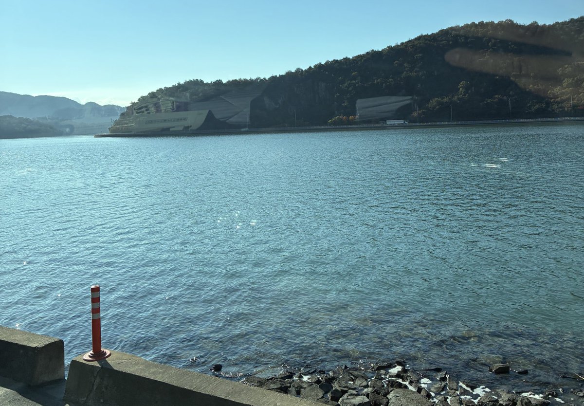 寒いなぁ
秋が終わってもう冬の
気配😊
冬は好き

久々に内海見た♪
