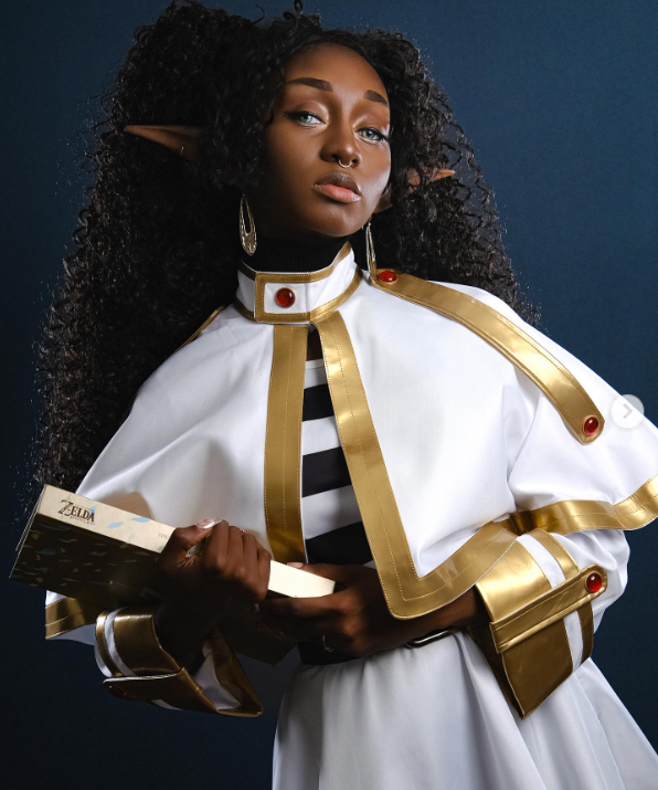 Concrètement, qu'est-ce que vous voyez sur ces deux photos?  
Perso, je vois juste deux personnes en cosplay de Frieren, donc des passionnées qui veulent partager ce qu'elles aiment faire à d'autres. C'est tout, pas besoin de chercher plus loin. 
#frieren