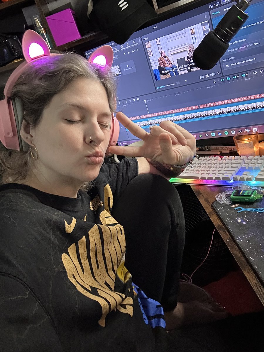 VanHoVibes's tweet image. What I really look like behind the scenes on weekends

😇👻